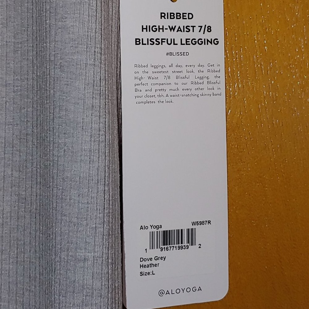 Alo Leggings - Picture 2 of 4